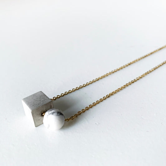 Light Grey Concrete Cube Necklace mit Howlite (Gold)